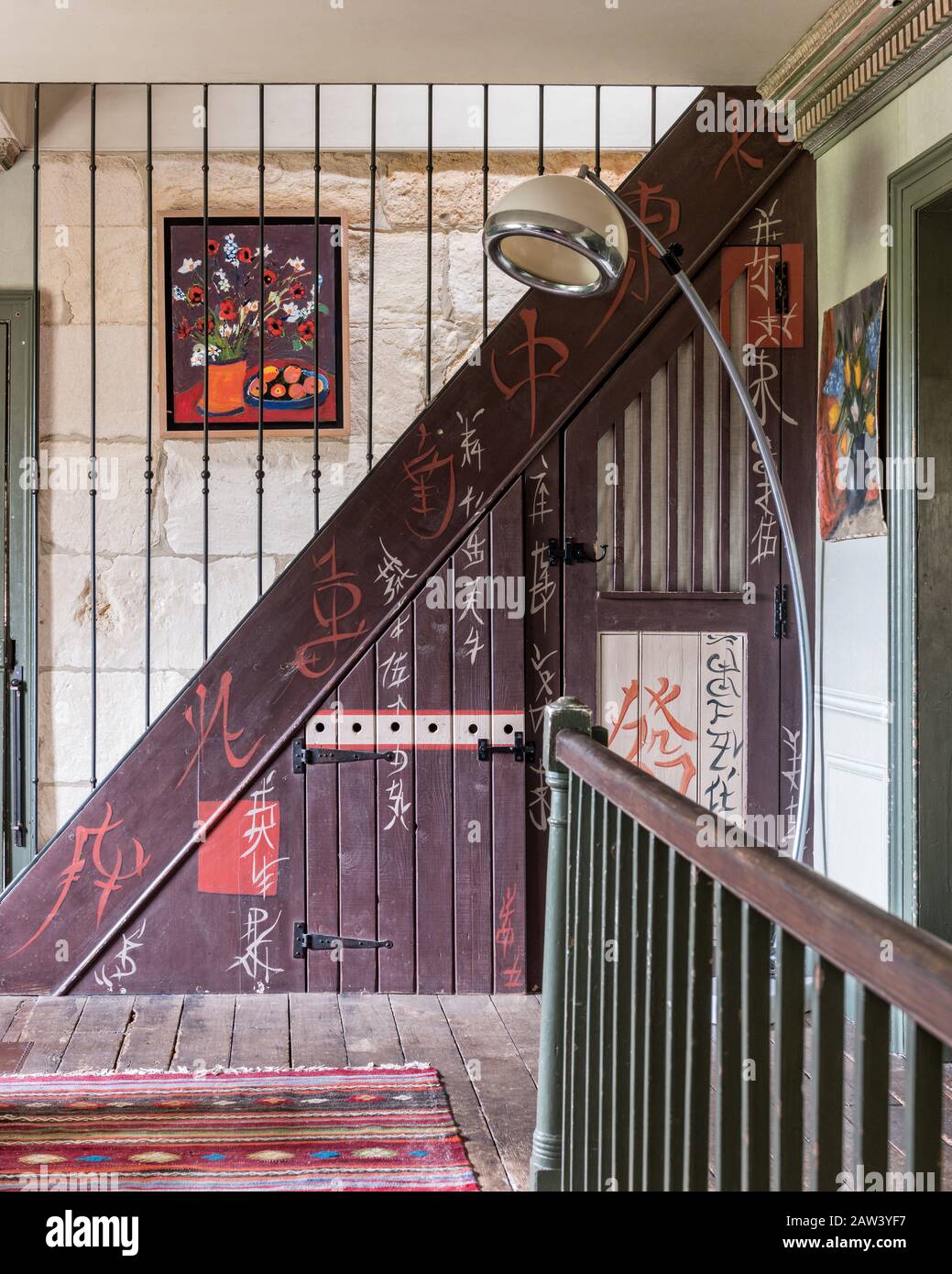 Lampe durch bemalte Treppe Stockfoto