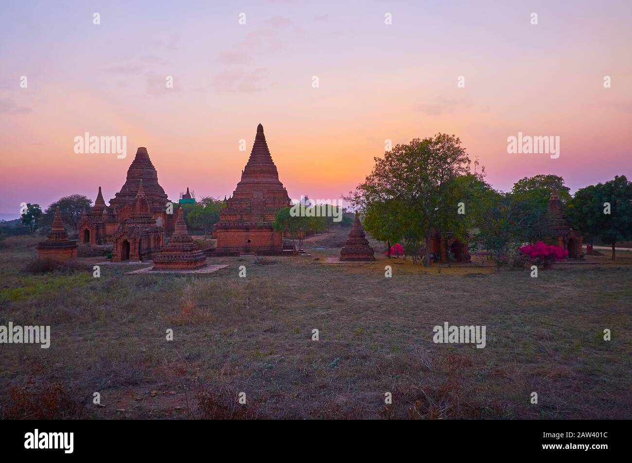Der violette Dämmerungshimmel über der archäologischen Stätte mit alten Stupas Des Alten Bagan, Myanmar Stockfoto