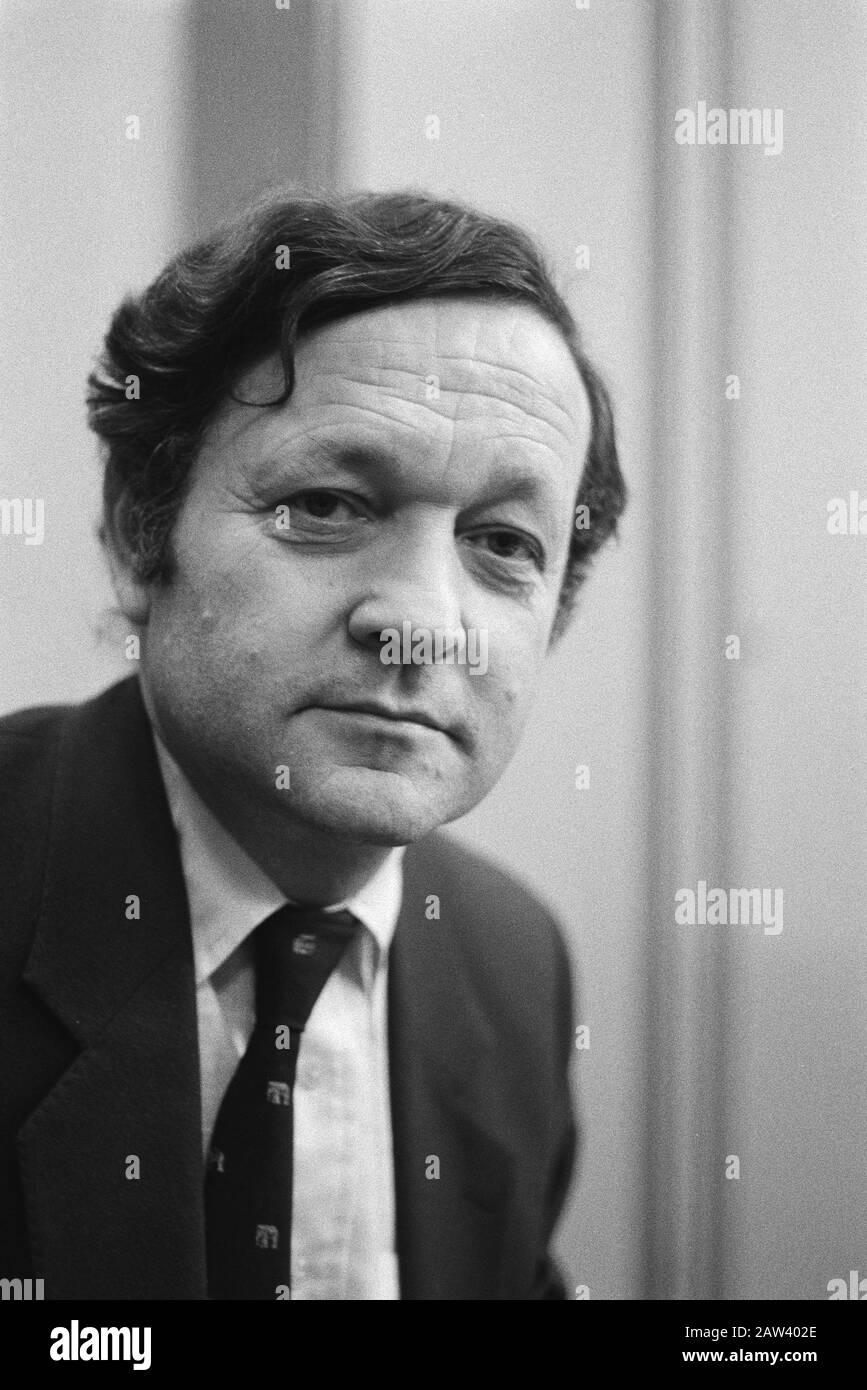 Angebot aus dem Schwarzbuch von El Salvador an Staatssekretär Van Eekelen (Auswärtiges Amt) (r) von Professor Theo van Boven (m) und Wim Pelupessy (Komitee von El Salvador) Prof. dr. Theo van Boven Datum: 22. März 1983 Schlagwörter: Bürgerkriege, internationale Beziehungen, Porträts, Publikationen Personenname: Oben, Theo van Stockfoto