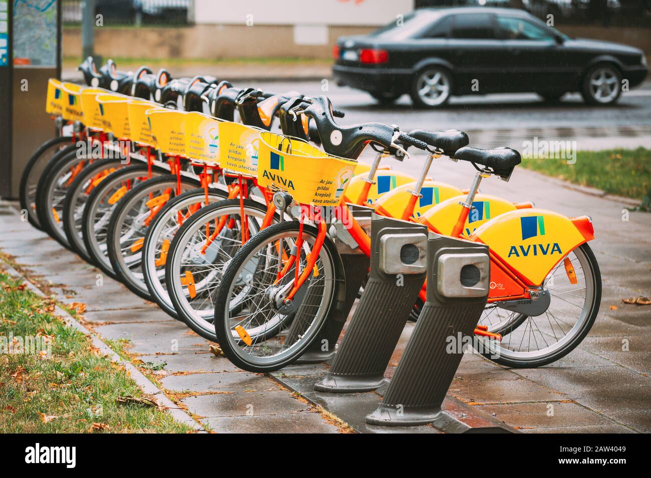 Vilnius, Litauen - 5. Juli 2016: Reihe von bunten Fahrräder AVIVA zu vermieten am städtischen Fahrrad-Parken In der Straße. Sommertag nach Regen Stockfoto
