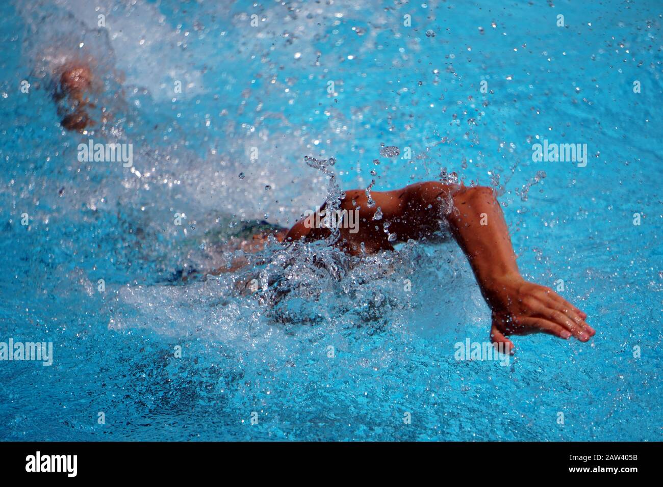 Freistilschwimmen - Profi-Schwimmer beim Rennen in Meran, Italien, kein Gesicht Stockfoto