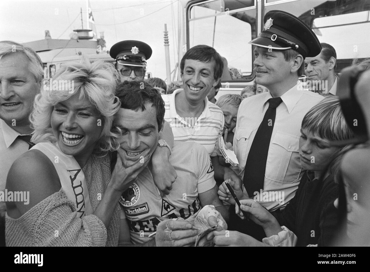 Profronde Tiel; Bernard Hinault wird von rund Miss Vanessa Date: 17. August 1982 Schlagwörter: Radfahrer Name: Vanessa begrüßt Stockfoto