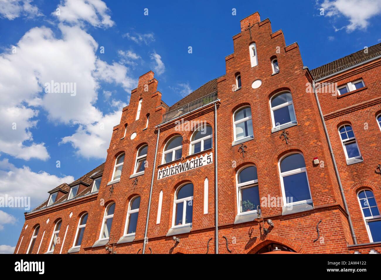 Bremen, Deutschland - 6. Juni 2014: Altes Feuerwehrhaus 5 Ziegelbau, es beherbergt heute ein Restaurant. Stockfoto