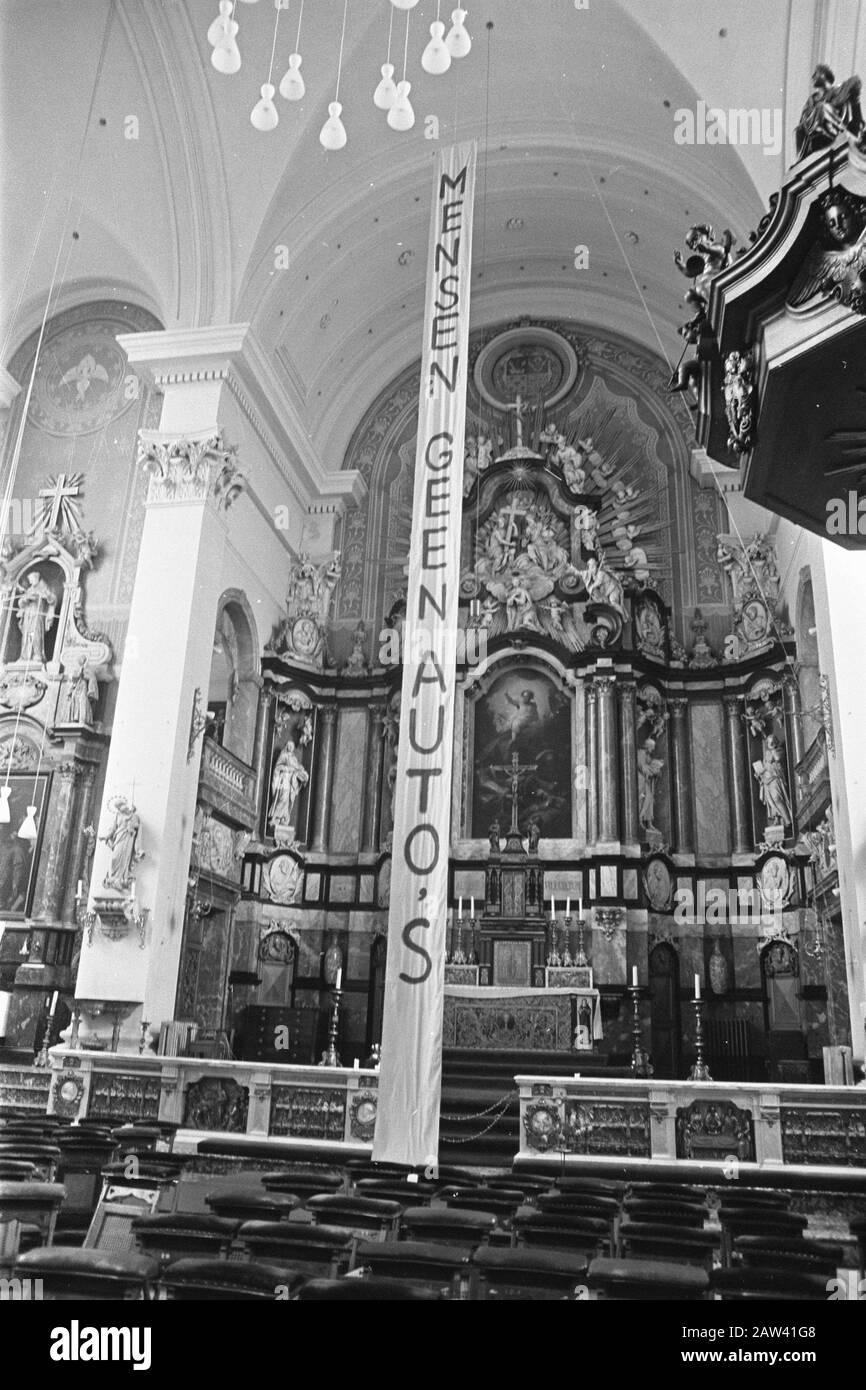 Protest gegen die Verkehrs- und Wohnungsbaupolitik in Amsterdam in der Kirche Moses und Aaron; Bannerdatum: 11. März 1972 Standort: Amsterdam, Noord-Holland Schlüsselwörter: Proteste Stockfoto