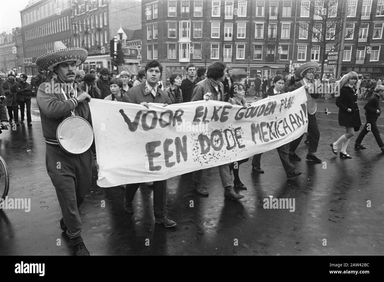 Protestdemonstration in Amsterdam gegen junge Demonstranten in Prins Hendrikstraat Datum: 26. Oktober 1968 Ort: Amsterdam, Noord-Holland Schlüsselwörter: Demonstrationen Stockfoto