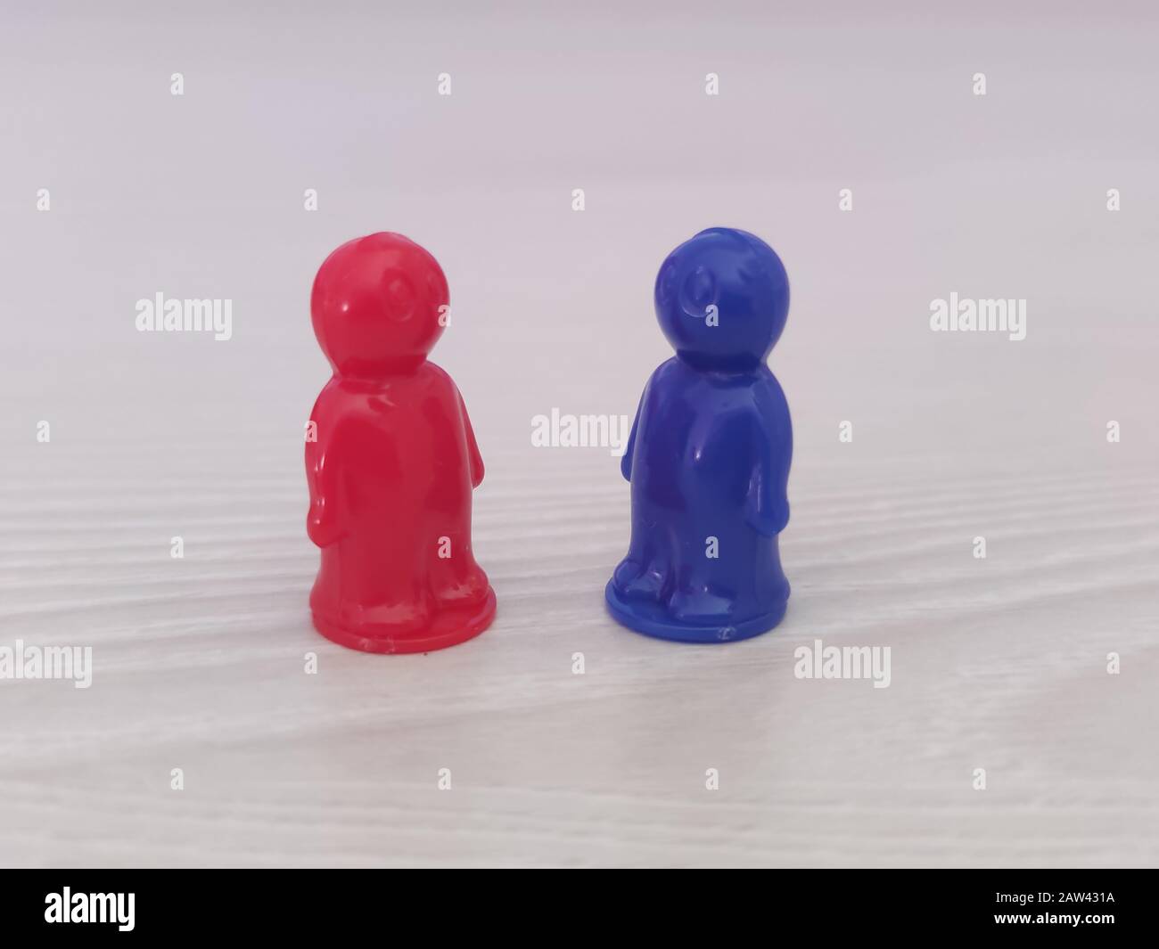 Konzeption - Arbeit in einem Team, Zusammenarbeit, Adoptation, Spielfiguren oder Pfandschaften in einer geschäftlichen Situation. Farbige Chips des Tischspiels im kleinen Ich Stockfoto