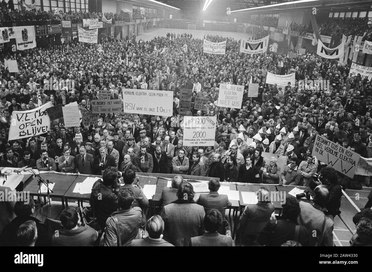 Manifestation von RSV-Arbeitern gegen Arbeitsausfälle in Rotterdam Protestiert gegen Arbeiter mit Bannern in Energiehal Datum: 7. Februar 1983 Standort: Rotterdam, South Holland Schlüsselwörter: Werksschließungen, Demonstrationen, Maschinenfabriken, Werften Institutionenname: SS Stockfoto