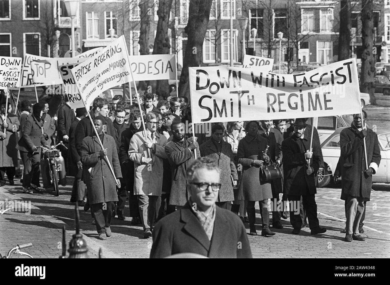 protestmarsch gegen afrikanisches Studentenregime. Jan Smith in Den Haag während der Tour Datum: 18. März 1968 Ort: Den Haag, South Holland Schlüsselwörter: Protestmärchen, STUDENTEN Stockfoto