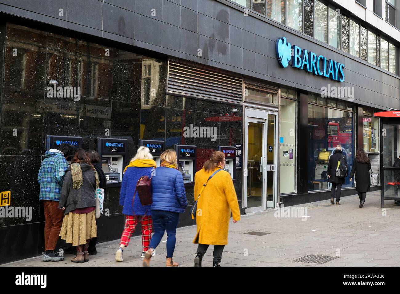 Man sieht, wie man an einer Filiale der Barclays Bank im Zentrum Londons vorbeiläuft. Stockfoto