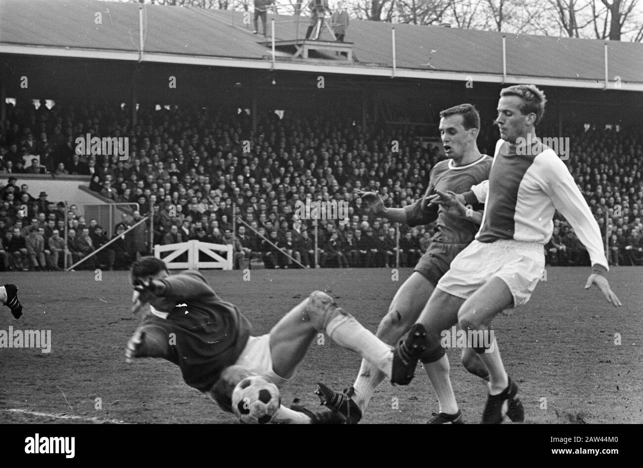 PSV gegen Ajax 2-1, Nuninga-Duell mit Van Durgen (PSV Links-Torhüter Boerma Datum: 26. Februar 1967 Schlagwörter: Sport, Fußball Personenname: Boerma Stockfoto