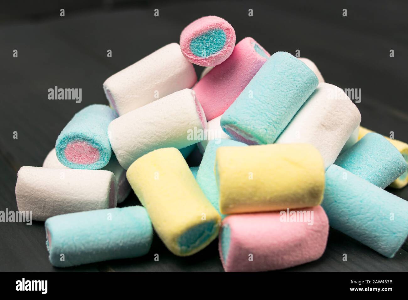 Viele Zuckerschwaden verschiedener Farben, die von Kindern auf einer Party verzehrt werden können Stockfoto