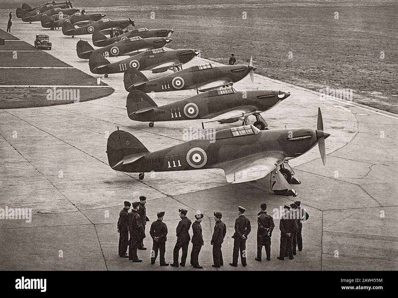 Ein Flug der neuen Hawker Hurricane I, dem einsitzigen Kampfflugzeug, das von Sir Sydney Camm entworfen wurde und mit 111 Squadron in RAF Northolt in Dienst gestellt wurde. Das monoplane Modell der Hawker Fury Doppelebene der frühen 1930er Jahre hatte ein einziehbares Fahrwerk und das leistungsstärkere Rolls-Royce Merlin-Triebwerk. Sie wurde von der Spitfire während der Schlacht um Großbritannien im Jahr 1940 überschattet, aber der Hurrikan fügte rund 70 % der Verluste der Luftwaffe bei dem Engagement zu und kämpfte in allen großen Theatern des Zweiten Weltkriegs. Stockfoto