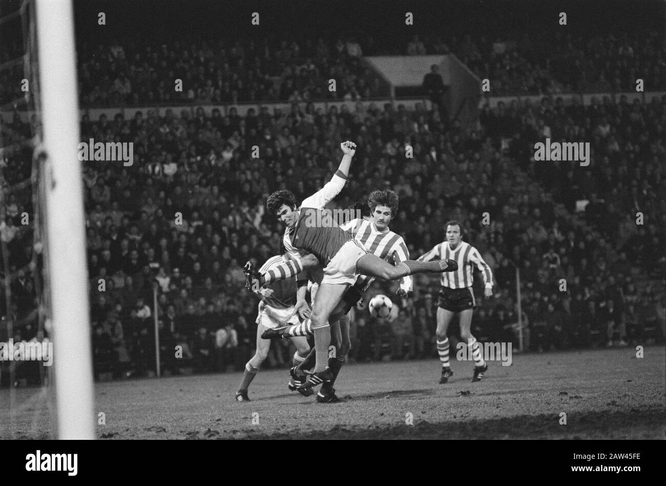 PSV V Feyenoord 1-2. Wim van Hanegem im Duell mit PSV-ers Datum: 13. März 1982 Schlagwörter: Sport, Fußball Personenname: Hanegem's, Willem van Institution Name: Feyenoord Stockfoto