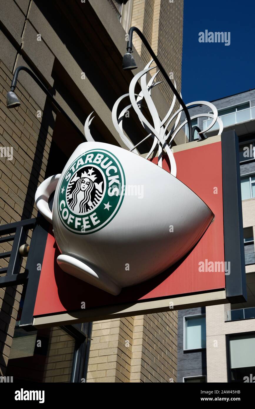 Ein dreidimensionales Schild in Form einer Kaffeetasse hängt über dem Eingang zu einem Starbucks Coffee Shop in Denver, Colorado USA Stockfoto
