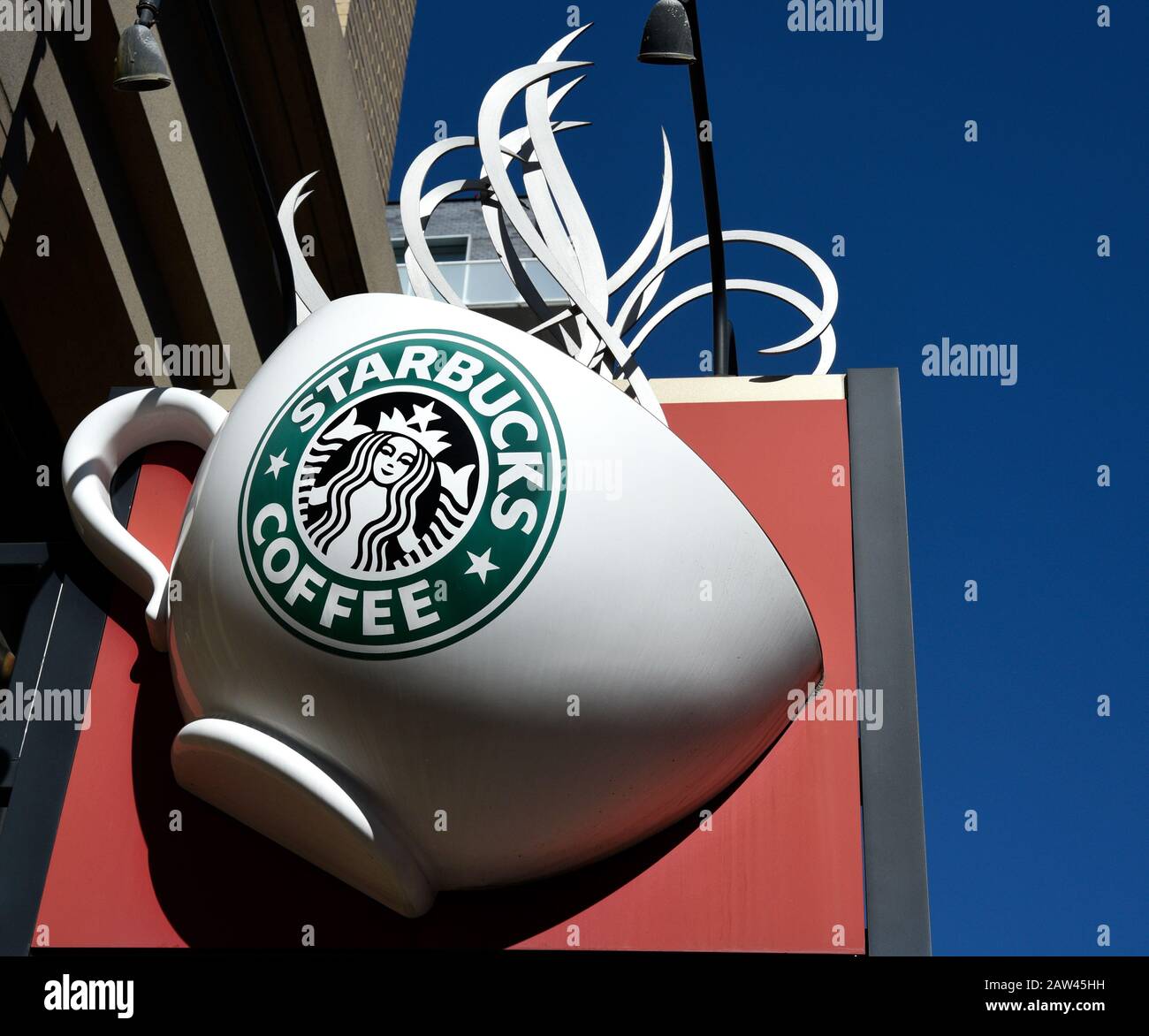 Ein dreidimensionales Schild in Form einer Kaffeetasse hängt über dem Eingang zu einem Starbucks Coffee Shop in Denver, Colorado USA Stockfoto