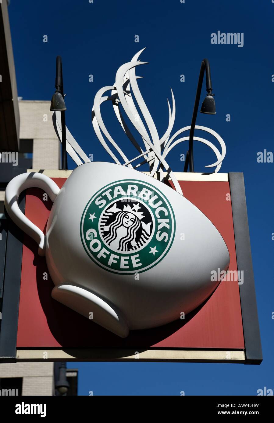 Ein dreidimensionales Schild in Form einer Kaffeetasse hängt über dem Eingang zu einem Starbucks Coffee Shop in Denver, Colorado USA Stockfoto