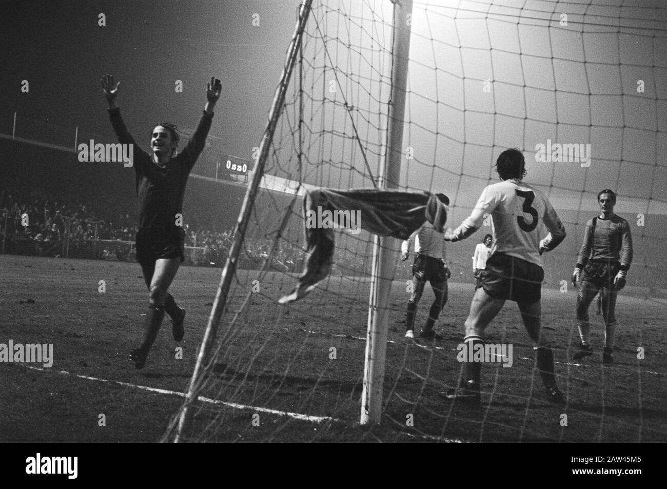 PSV V Hajduk Split (Europacup-I) 3-0; Dahlquist hat das erste Tor erzielt und begrüßt Datum: 17. März 1976 Schlüsselwörter: Sport, Fußball-Institution Name: PSV Stockfoto