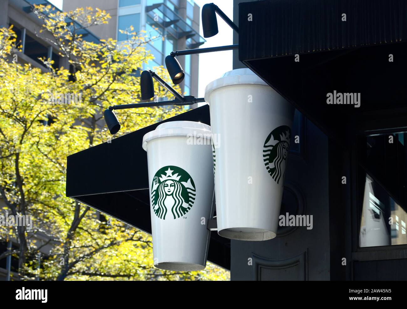 Ein dreidimensionales Schild in Form von Kaffeetassen hängt über seinem Eingang zu einem Starbucks Coffee Shop in Denver, Colorado USA Stockfoto