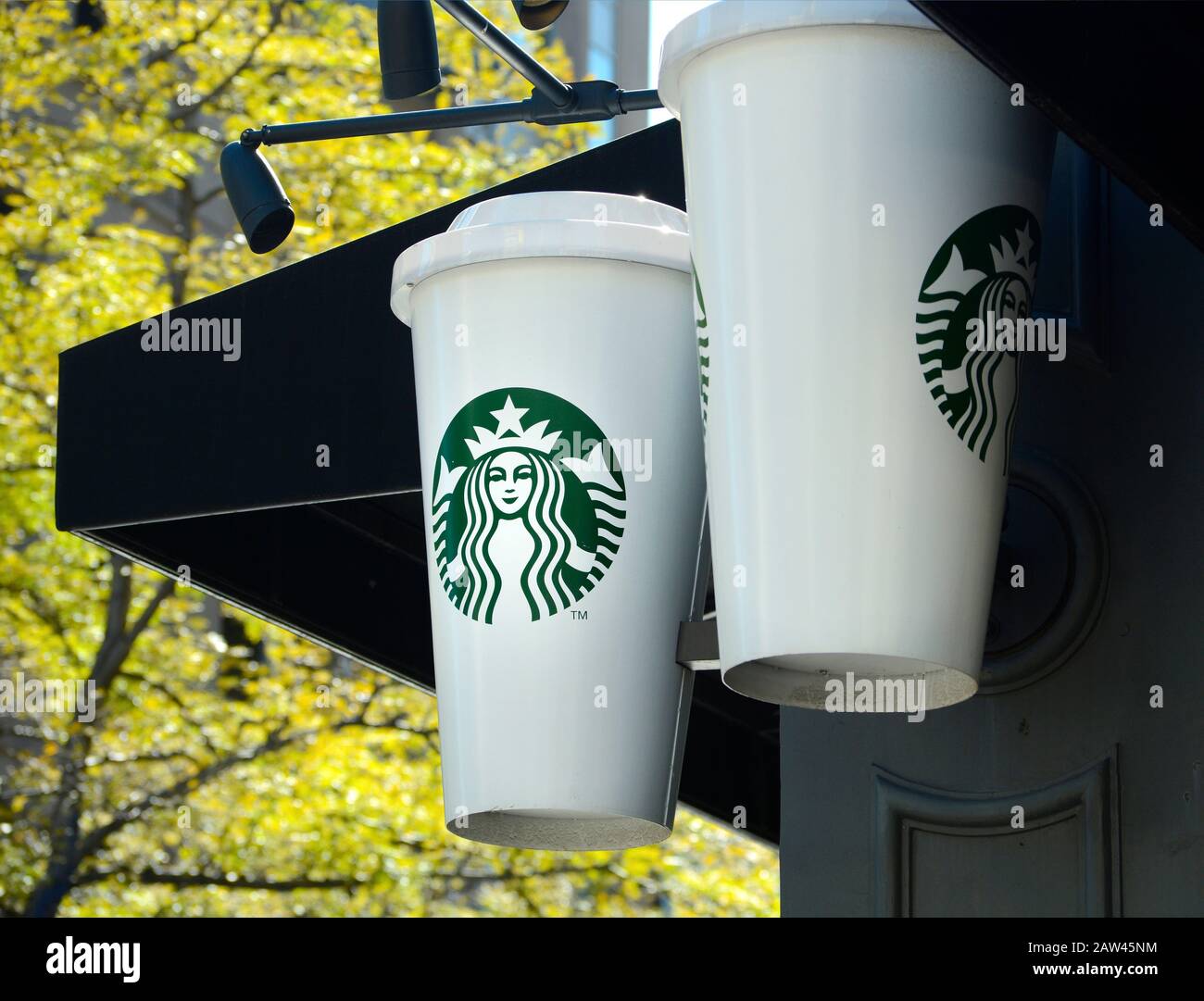 Ein dreidimensionales Schild in Form von Kaffeetassen hängt über seinem Eingang zu einem Starbucks Coffee Shop in Denver, Colorado USA Stockfoto