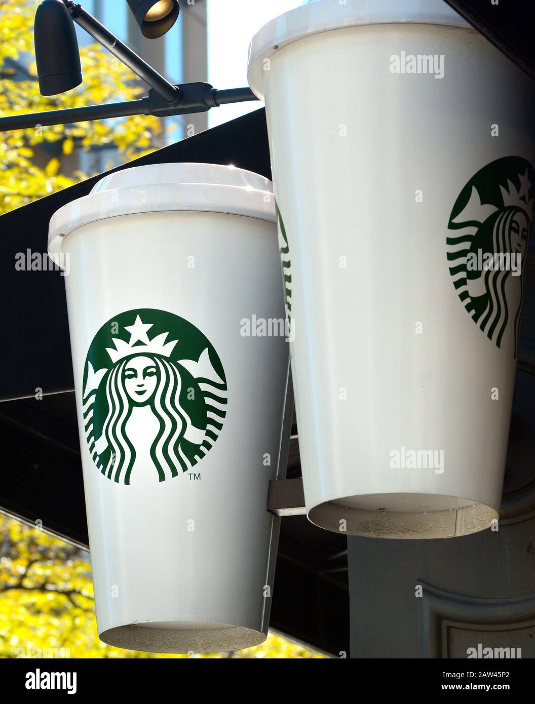 Ein dreidimensionales Schild in Form von Kaffeetassen hängt über seinem Eingang zu einem Starbucks Coffee Shop in Denver, Colorado USA Stockfoto