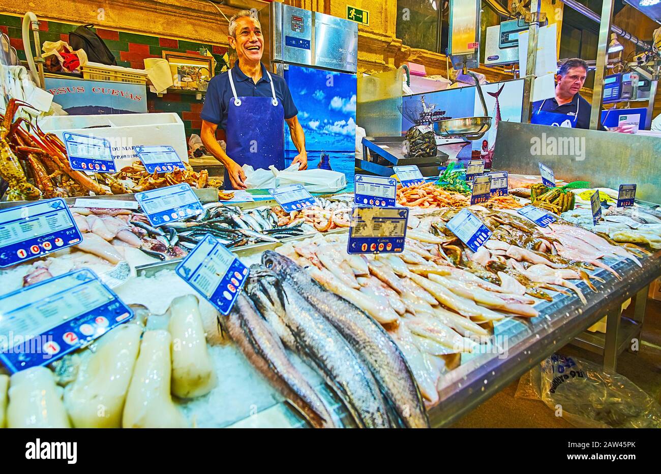 Jerez, SPANIEN - 20. SEPTEMBER 2019: Die Verkaufsstände von Mercado Central de Abastos (Central Abastos Market) bieten eine große Auswahl an hochwertigem frischem Fisch und Stockfoto