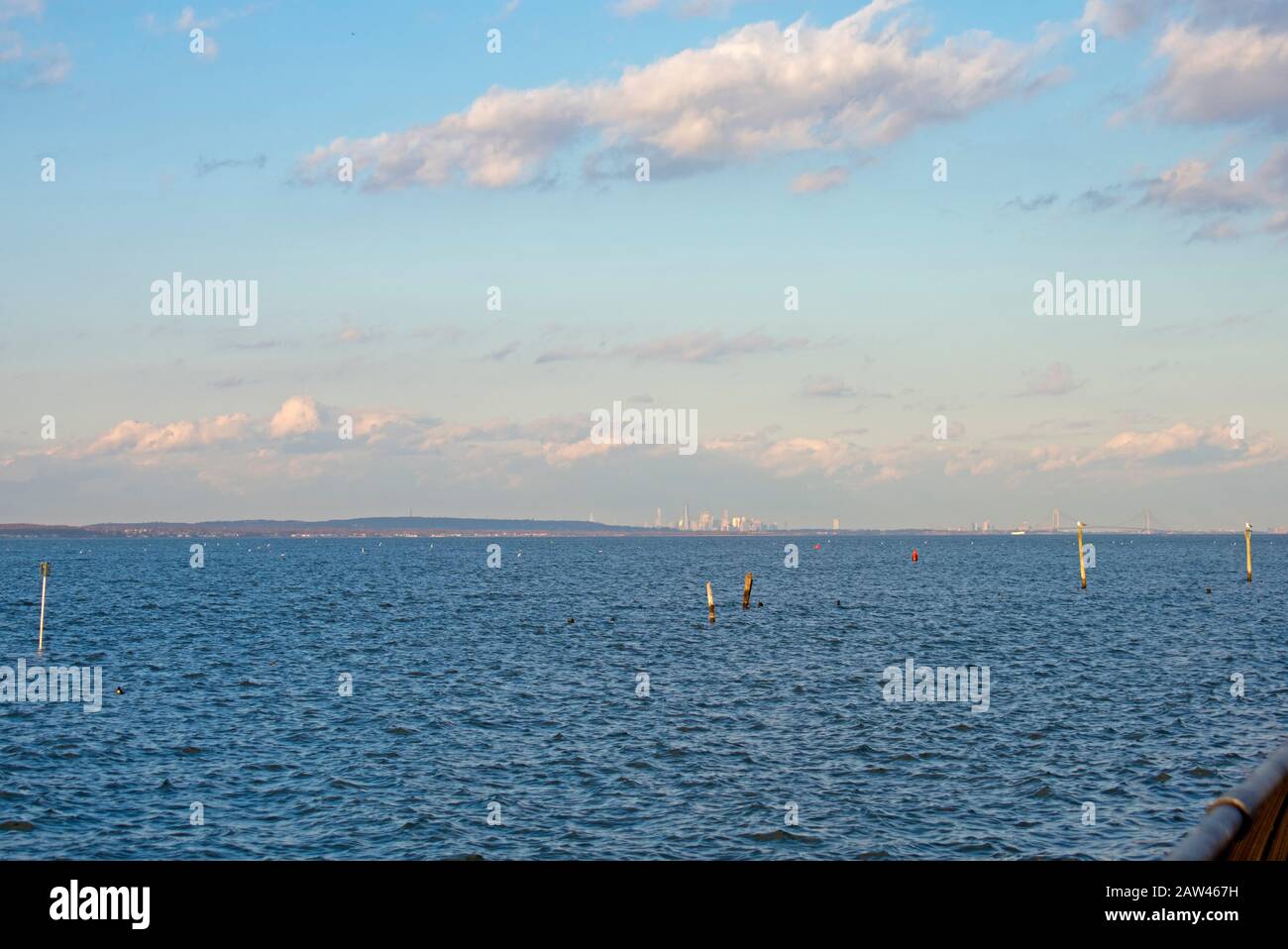 Hafenblick in Keyport, New Jersey, mit blauem Himmel, ein paar weißen cumulus-wolken und einer schwachen Skyline von Manhattan im Hintergrund -08 Stockfoto