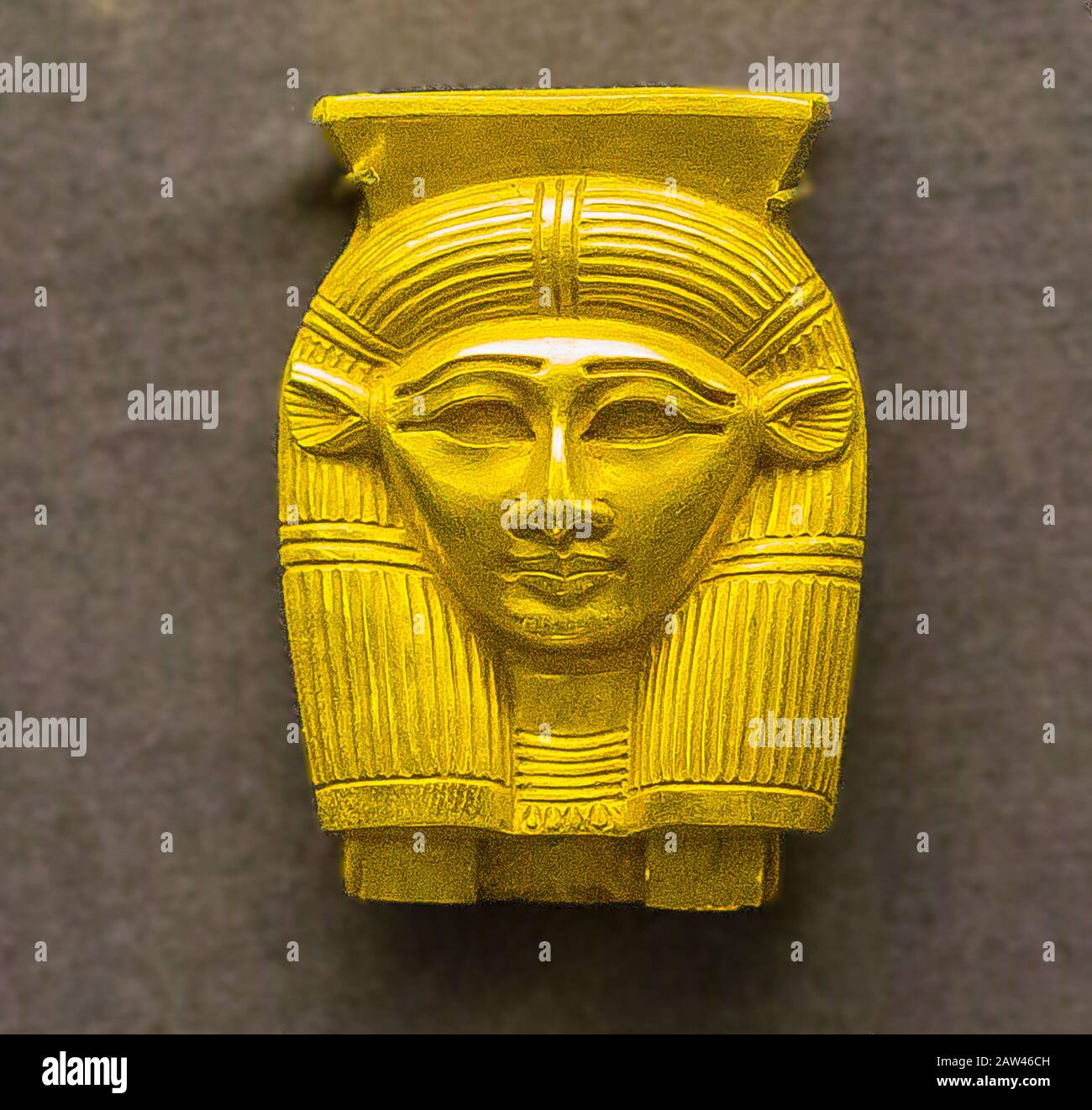 Kairo, Ägyptisches Museum, Anhänger im Grab eines Prinzen Sheshonq in Memphi gefunden. Dynastie, Herrschaft Osorkon 2. Kopf der Göttin Hathor. Stockfoto