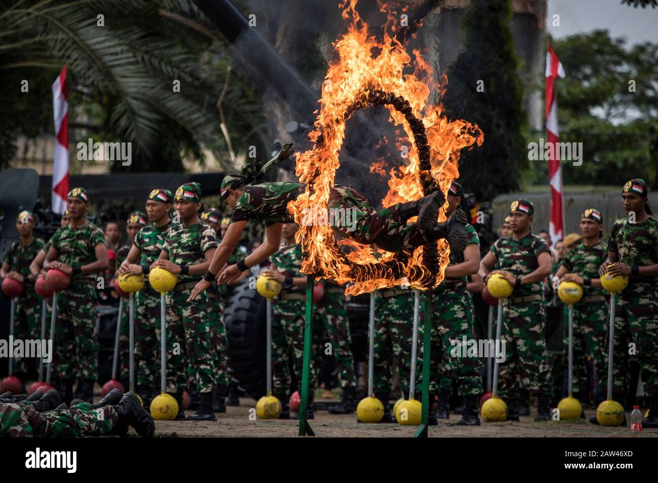 Indonesische Streitkräfte führen Fähigkeiten zum 74. Jahrestag der indonesischen nationalen Streitkräfte (TNI) im Hiraq Field, Lhokseumawe City, Aceh Provinz, Indonesien, Samstag, 5. Oktober 2019 aus. Das diesjährige Jubiläum des TNI-Jubiläums wurde mit dem Thema "Professional TNI's Pride of the People" veranstaltet. Stockfoto