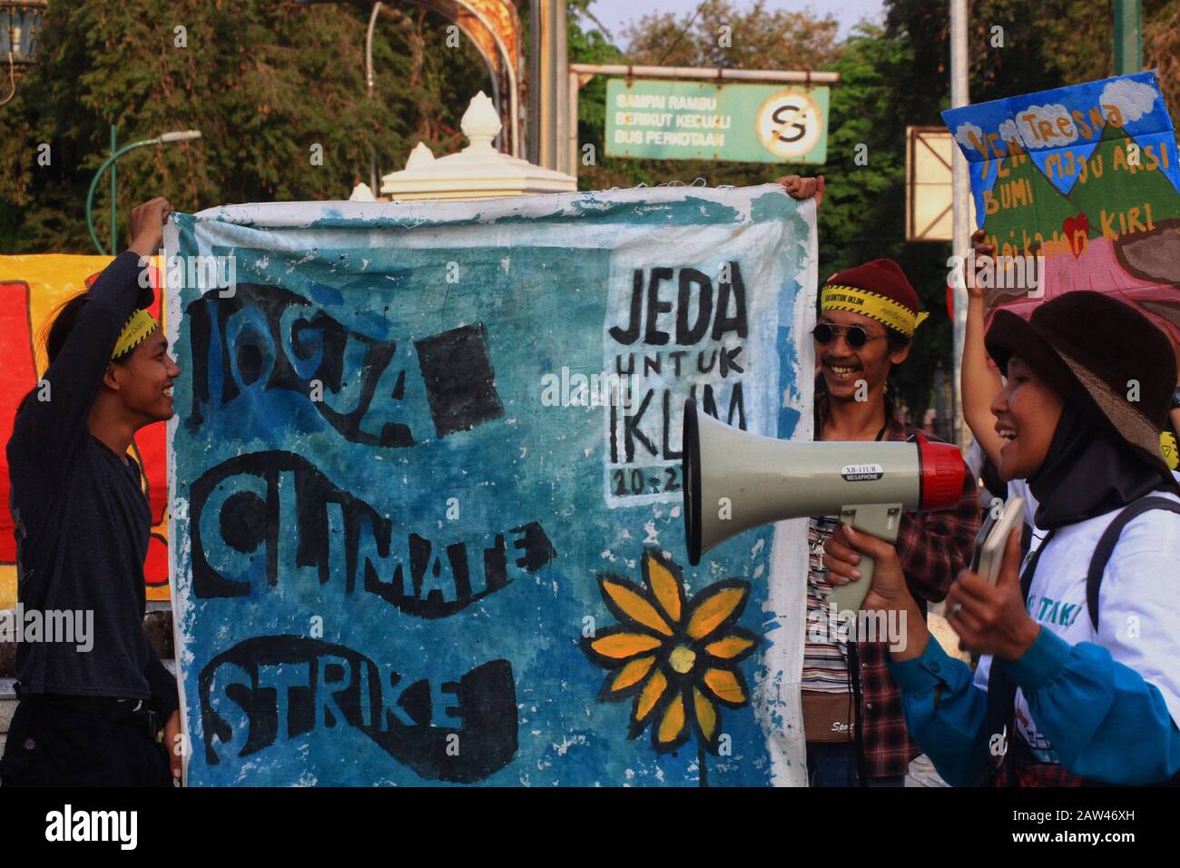 Eine Reihe von Umweltaktivisten führten theatralische Aktionen während des Protests in Yoyakarta, Freitag, 28. September 2019 durch. Dieser Protest wurde aufgrund des Pariser Abkommens über den Klimawandel (Konferenz der Parteien/COP) durchgeführt. Gleichzeitig laden alle Bürger ein, die Erde vor dem Klimawandel schön zu halten. Stockfoto