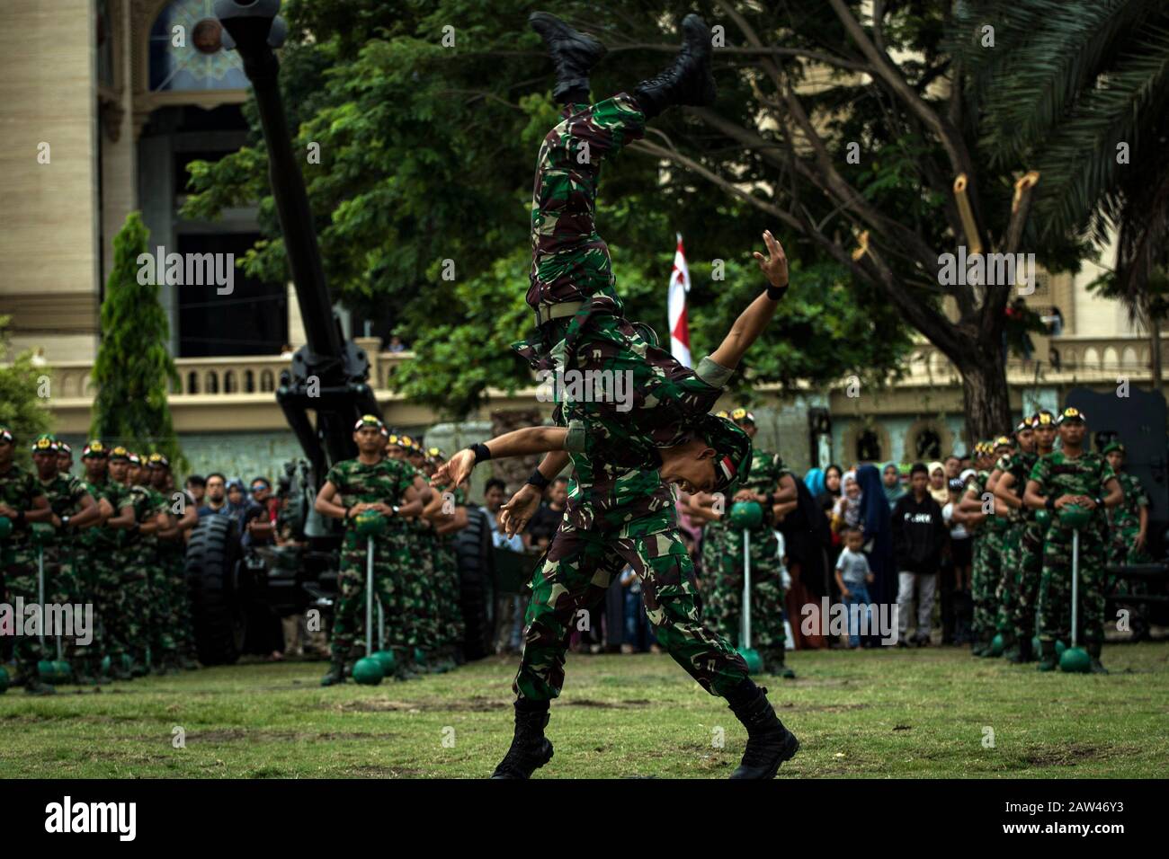 Indonesische Streitkräfte führen Fähigkeiten zum 74. Jahrestag der indonesischen nationalen Streitkräfte (TNI) im Hiraq Field, Lhokseumawe City, Aceh Provinz, Indonesien, Samstag, 5. Oktober 2019 aus. Das diesjährige Jubiläum des TNI-Jubiläums wurde mit dem Thema "Professional TNI's Pride of the People" veranstaltet. Stockfoto