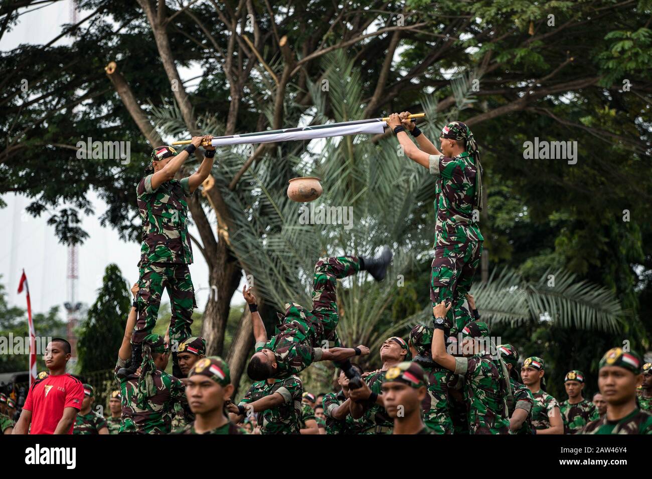Indonesische Streitkräfte führen Fähigkeiten zum 74. Jahrestag der indonesischen nationalen Streitkräfte (TNI) im Hiraq Field, Lhokseumawe City, Aceh Provinz, Indonesien, Samstag, 5. Oktober 2019 aus. Das diesjährige Jubiläum des TNI-Jubiläums wurde mit dem Thema "Professional TNI's Pride of the People" veranstaltet. Stockfoto
