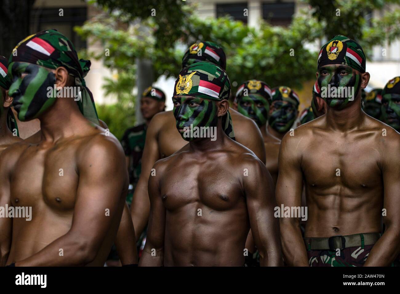 Indonesische Streitkräfte bereiten sich darauf vor, die Fähigkeit von TNI-Soldaten zum 74. Jahrestag der indonesischen nationalen Streitkräfte (TNI) am Hiraq-Platz, der Stadt Lhokseumawe, der Provinz Aceh, Indonesien, am Samstag, 5. Oktober 2019 zu zeigen. Die diesjährige Gedenkfeier zum TNI-Jubiläum fand mit dem Thema "TNI Professional People's Pride" statt. ' Stockfoto