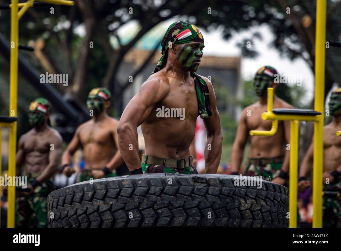 Indonesische Streitkräfte führen Fähigkeiten zum 74. Jahrestag der indonesischen nationalen Streitkräfte (TNI) im Hiraq Field, Lhokseumawe City, Aceh Provinz, Indonesien, Samstag, 5. Oktober 2019 aus. Das diesjährige Jubiläum des TNI-Jubiläums wurde mit dem Thema "Professional TNI's Pride of the People" veranstaltet. Stockfoto