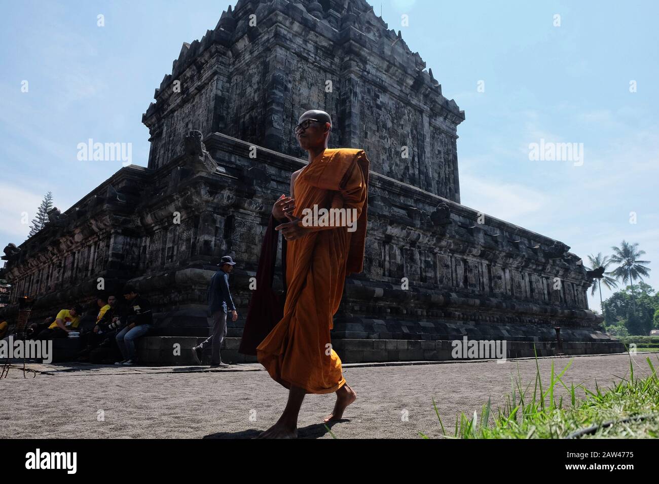 Tausende von Buddhisten versammelten sich, um den Gebetsprozession während der Feier des Vesak 2563 IN Mendut Temple, Central Java, Samstag, 18. Mai 2019 durchzuführen. Die Prozession wurde kurz vor der Ankunft von Vesak durchgeführt, das sich auf den Borobudur Tempel am Sonntag, 19. Mai 2019 konzentrierte. Stockfoto