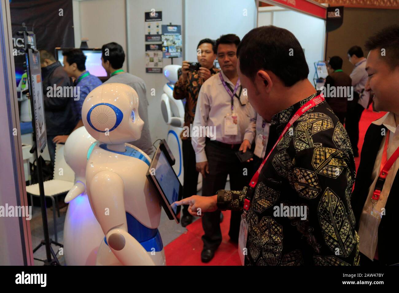 Auf der Ausstellung Public Safety Indonesia Conference & Expo 2019 war ein Besucher auf der Suche nach Informationen über Robotertechnik. Public Safety Indonesia 2019 wurde von mehr als 120 Branchenausstellern für innovative Produkte, Dienstleistungen und Lösungen im Bereich physische Sicherheitsausrüstung, Produkte und Dienstleistungen, Netzwerk und Cyber besucht. Die Ausstellung dauert bis zum 1. März 2019. Stockfoto