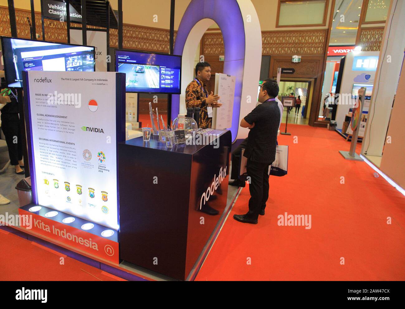 Auf der Ausstellung Public Safety Indonesia Conference & Expo 2019 war ein Besucher auf der Suche nach Informationen über Robotertechnik. Public Safety Indonesia 2019 wurde von mehr als 120 Branchenausstellern für innovative Produkte, Dienstleistungen und Lösungen im Bereich physische Sicherheitsausrüstung, Produkte und Dienstleistungen, Netzwerk und Cyber besucht. Die Ausstellung dauert bis zum 1. März 2019. Stockfoto