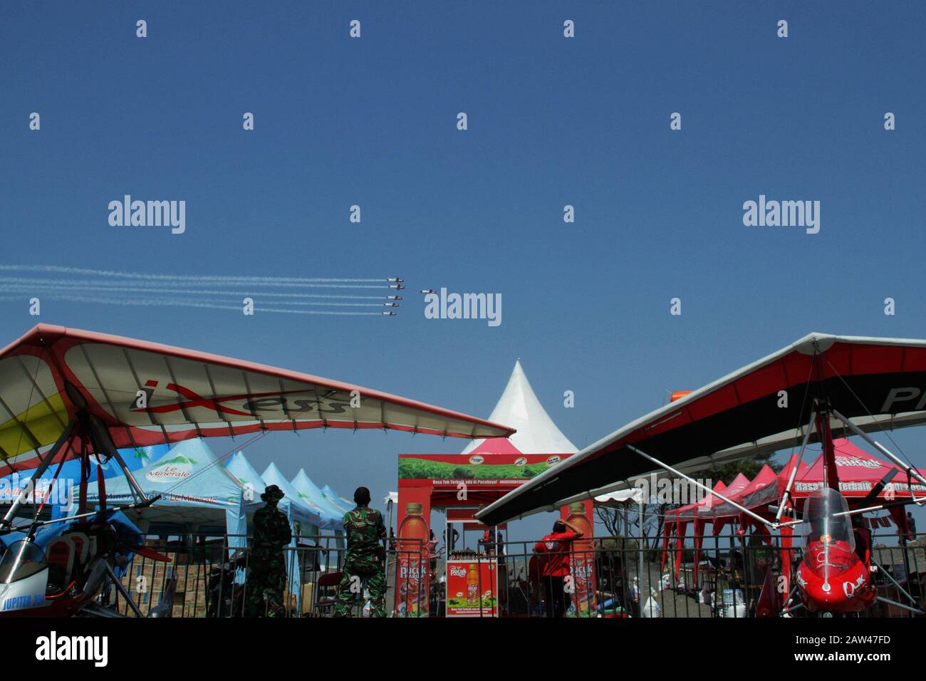 Das indonesische Luftwaffenteam Jupiter Aerobatic Team (TNI-AU) führte am Samstag, 24. August 2019, eine Luftanzeige während der Jogja Air Show am Depok Beach in Yogyakarta Indonesia durch. Das indonesische Jupiter-Team gab gerade die beste akrobatische Leistung auf der Langkawi International Maritime and Aerospace Exhibition (LIMA) 2019. Stockfoto