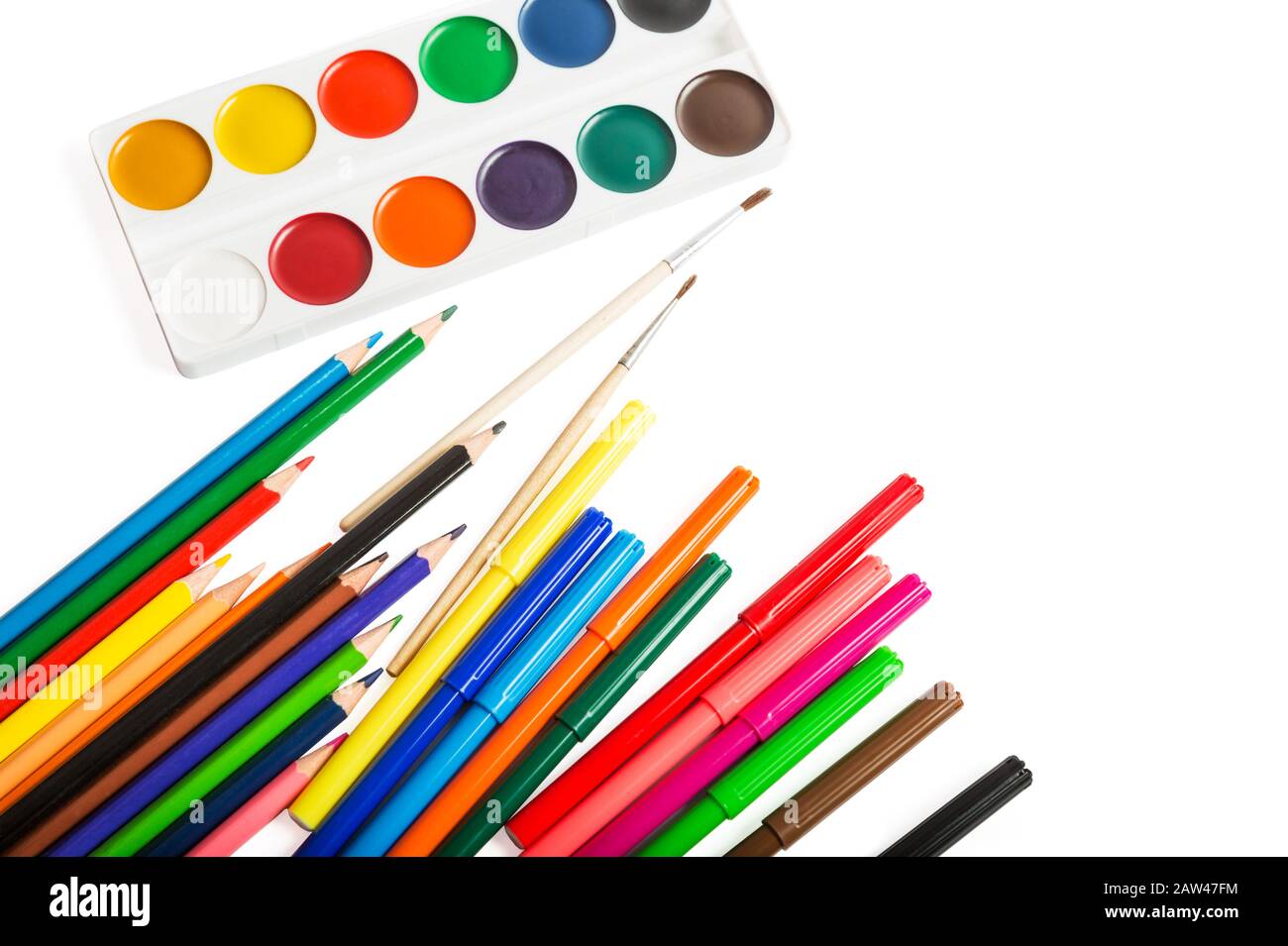 Set mit Zubehör zum Zeichnen - farbige Bleistifte, Marker, Aquarellfarben und Bürsten werden auf weißem Hintergrund isoliert Stockfoto
