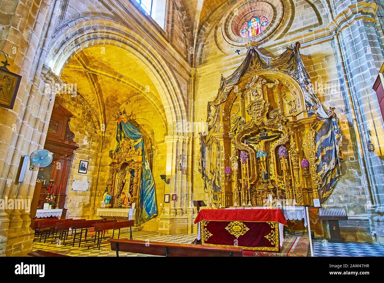 Jerez, SPANIEN - 20. SEPTEMBER 2019: Die aufwendige vergoldete und geschnitzte Dekoration des Cristo de la Viga-Altarbildes, das sich in der Heilig-Erlöser-Kathedrale auf Se befindet Stockfoto