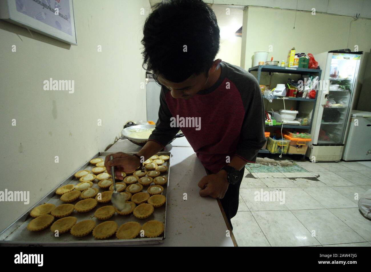 Am 21. Mai 2019 machen die Arbeiter Plätzchen im Kuchenladen De Liza, Cibinong, Bogor Regency. Nach Angaben der Geschäftsleute stieg die Nachfrage nach Gebäck, das zu einem Preis von 65Tsd. Rp.90 Tsd. pro Glas verkauft wurde, und je nach Art von Kuchen wie Nastar, Putri Salju, Choco Chips und Kastengel vor Eid um 50 Prozent. Stockfoto