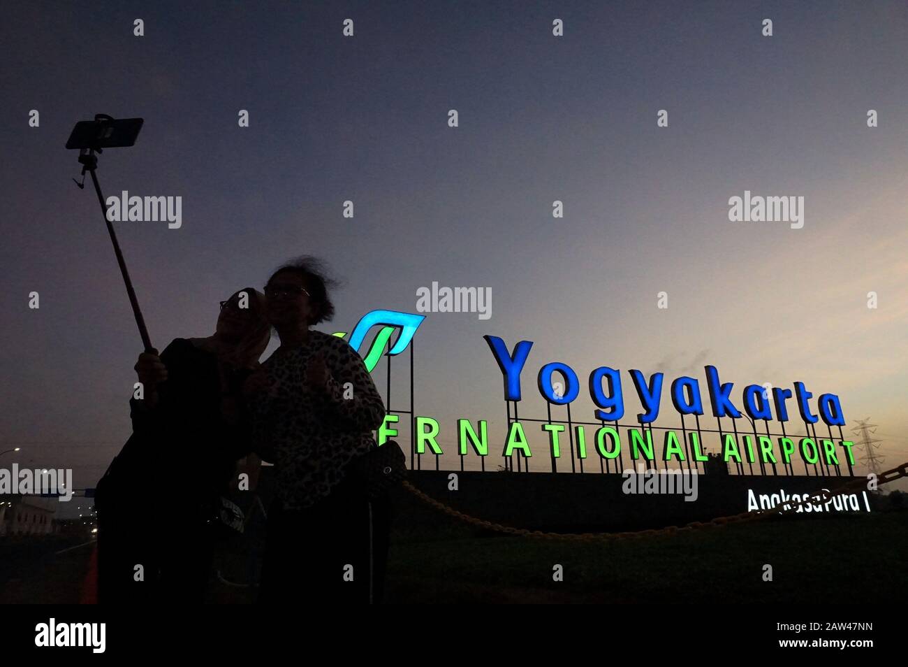 Bewohner selfie am New Yogyakarta International Airport (NYIA) Airport in Kulon Progo, Special Region Yogyakarta, Indonesien, am Freitag, 23. August 2019. Targret für den Bau des Internationalen Flughafens New Yogyakarta wurde im Dezember 2019 fertiggestellt. Stockfoto