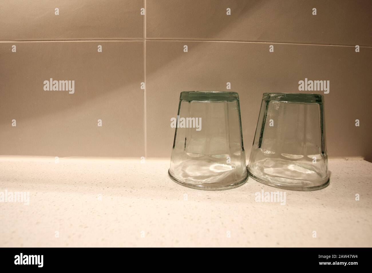Wassergläser am Rand des Spülkörpers Stockfoto