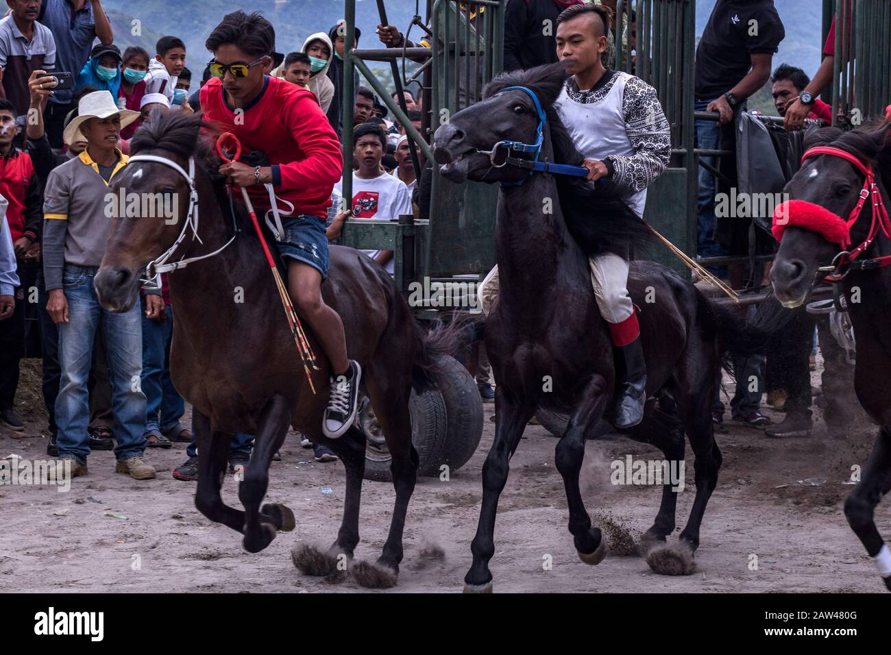 Junge Jockeys Rennen auf der HM Hasan, Blang Bebangka, Central Aceh District, Provinz Aceh, Indonesien, Sonntag, 1. September 2019. Gayo traditionelle Pferderennen sind seit der holländischen Kolonialzeit, Gayo Traditional Horse Race wird zweimal jährlich in Central Aceh Regency abgehalten, um dem Takengon Stadtjubiläum zu gedenken und dem Jahrestag der Republik Indonesien zu gedenken. Die kleinen Jockeys beim Reiten von Pferden ohne Sättel, und diese Pferde sind das Ergebnis der Kreuzung australischer Pferde und kleiner Gayo-Pferde, jetzt haben die Gayo-Pferde begonnen, hoch zu steigen. Stockfoto