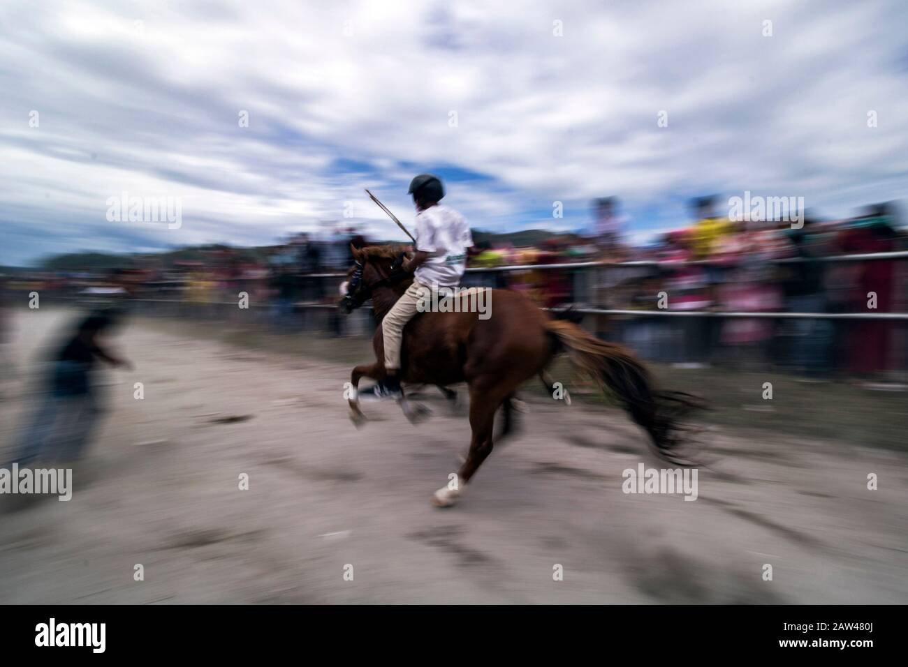 Junge Jockeys Rennen auf der HM Hasan, Blang Bebangka, Central Aceh District, Provinz Aceh, Indonesien, Sonntag, 1. September 2019. Gayo traditionelle Pferderennen sind seit der holländischen Kolonialzeit, Gayo Traditional Horse Race wird zweimal jährlich in Central Aceh Regency abgehalten, um dem Takengon Stadtjubiläum zu gedenken und dem Jahrestag der Republik Indonesien zu gedenken. Die kleinen Jockeys beim Reiten von Pferden ohne Sättel, und diese Pferde sind das Ergebnis der Kreuzung australischer Pferde und kleiner Gayo-Pferde, jetzt haben die Gayo-Pferde begonnen, hoch zu steigen. Stockfoto