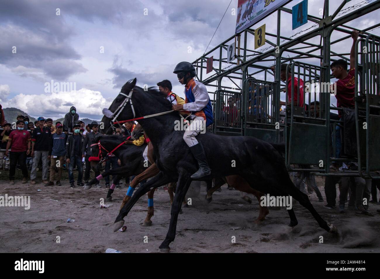 Junge Jockeys Rennen am HM Hasan, Blang Bebangka, Central Aceh District, Provinz Aceh, Indonesien, Samstag, 31. August 2019. Gayo traditionelle Pferderennen sind seit der holländischen Kolonialzeit, Gayo Traditional Horse Race wird zweimal jährlich in Central Aceh Regency abgehalten, um dem Takengon Stadtjubiläum zu gedenken und dem Jahrestag der Republik Indonesien zu gedenken. Die kleinen Jockeys beim Reiten von Pferden ohne Sättel, und diese Pferde sind das Ergebnis der Kreuzung australischer Pferde und kleiner Gayo-Pferde, jetzt haben die Gayo-Pferde begonnen, hoch zu steigen. Stockfoto