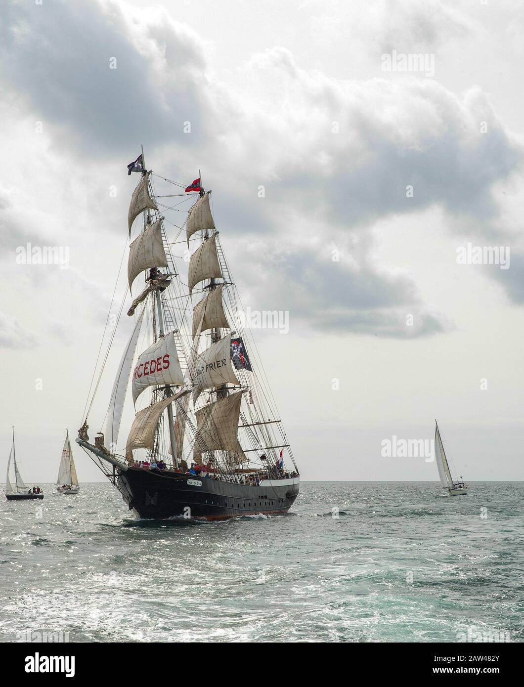 Der massive große, zweiteilige Mast, Schiff der Mercedes, segelt mit Wind, der die Piratenfahne von Jolly Roger als Teil des Großen Schiffsrennens flog. Stockfoto