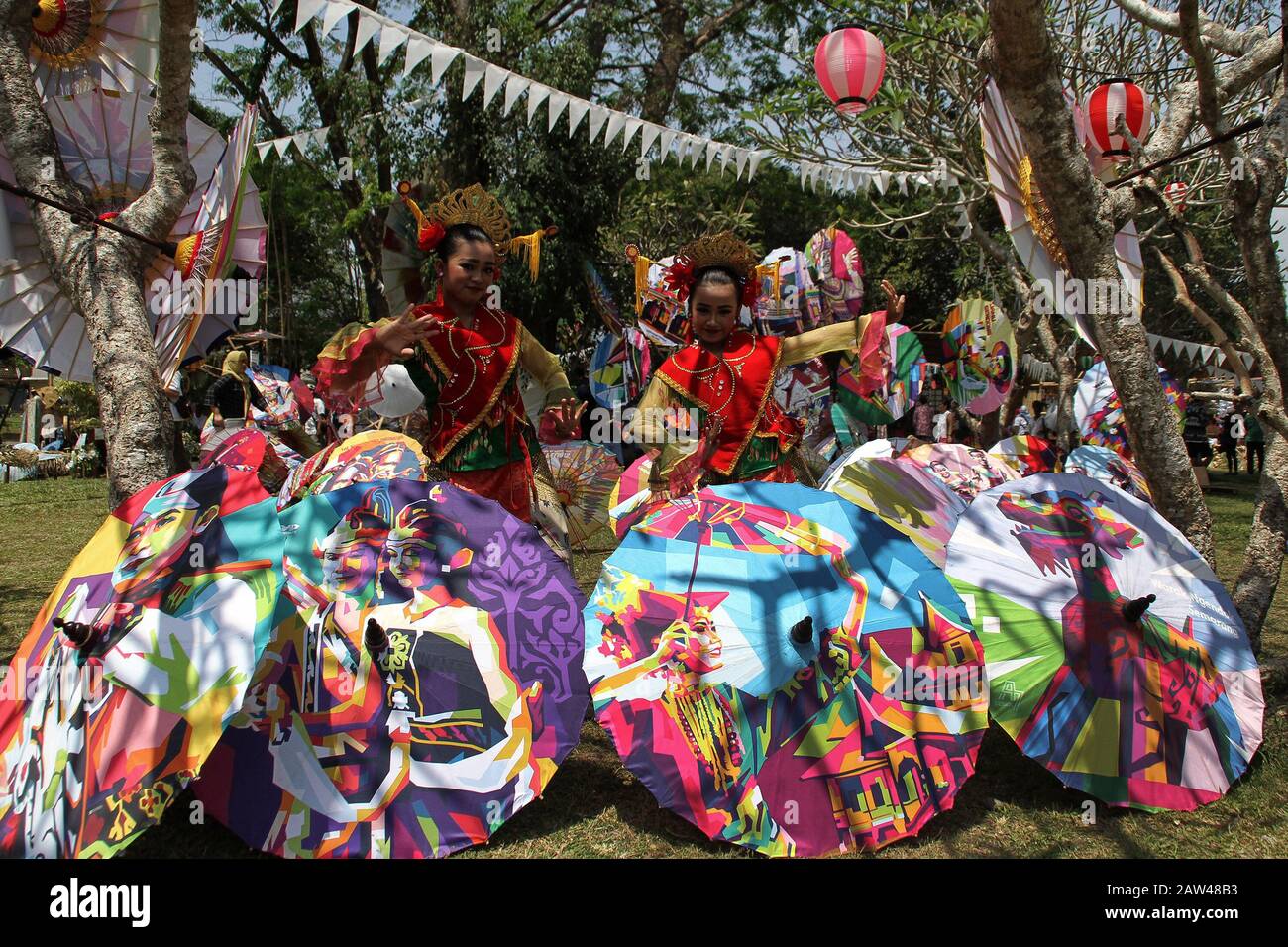 Tänzerinnen und Tänzer spielen den traditionellen Tanz während des Nusantara Umbrella Festivals im Prambanan-Tempel in Yogyakarta, Sonntag, 8. September 2019. Dieses jährliche Dachfestival bietet Tausende von Schirmkreationen aus ganz Indonesien. Der Prambanan-Tempel wurde ausgewählt, weil er historischen Wert enthält und von der UNESCO als Kulturerbe Indonesiens anerkannt wurde. Stockfoto