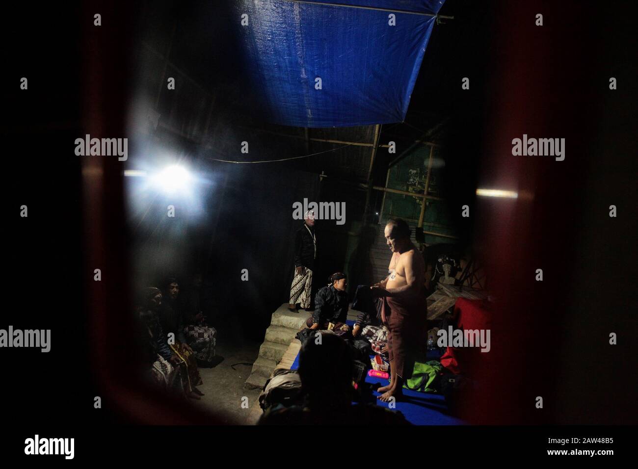 Ein Künstler macht sich auf den Schminken, wenn er eine javanische Theater-Art-Aufführung namens Ketoprak Tobong Kelana Bakti in Yogyakarta, Indonesien, Freitag, 25. Oktober 2019 veranstalten wird. Ketoprak Tobong ist ein traditionelles javanisches Theater mit Dialogue, Monologen und Gamelan-Musik. Diese Kunst ist sehr selten und fast schon ausgerottet. Ketoprak Tobong Kelana Bhakti ist einer der letzten noch verbliebenen nomadischen Theatertruppen und trat in einer Reihe von Ländern der Welt auf. Stockfoto