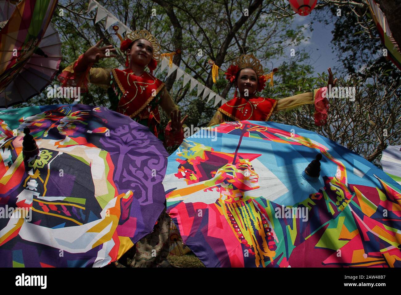 Tänzerinnen und Tänzer spielen den traditionellen Tanz während des Nusantara Umbrella Festivals im Prambanan-Tempel in Yogyakarta, Sonntag, 8. September 2019. Dieses jährliche Dachfestival bietet Tausende von Schirmkreationen aus ganz Indonesien. Der Prambanan-Tempel wurde ausgewählt, weil er historischen Wert enthält und von der UNESCO als Kulturerbe Indonesiens anerkannt wurde. Stockfoto
