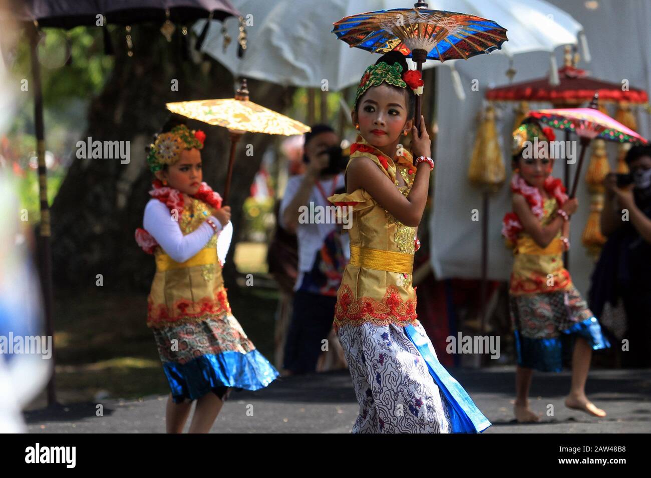 Kindertänzer führen den Umbrella Dance während des Nusantara Umbrella Festivals im Prambanan-Tempel in Yogyakarta, Sonntag, 8. September 2019, auf. Dieses jährliche Dachfestival bietet Tausende von Schirmkreationen aus ganz Indonesien. Der Prambanan-Tempel wurde ausgewählt, weil er historischen Wert enthält und von der UNESCO als Kulturerbe Indonesiens anerkannt wurde. Stockfoto